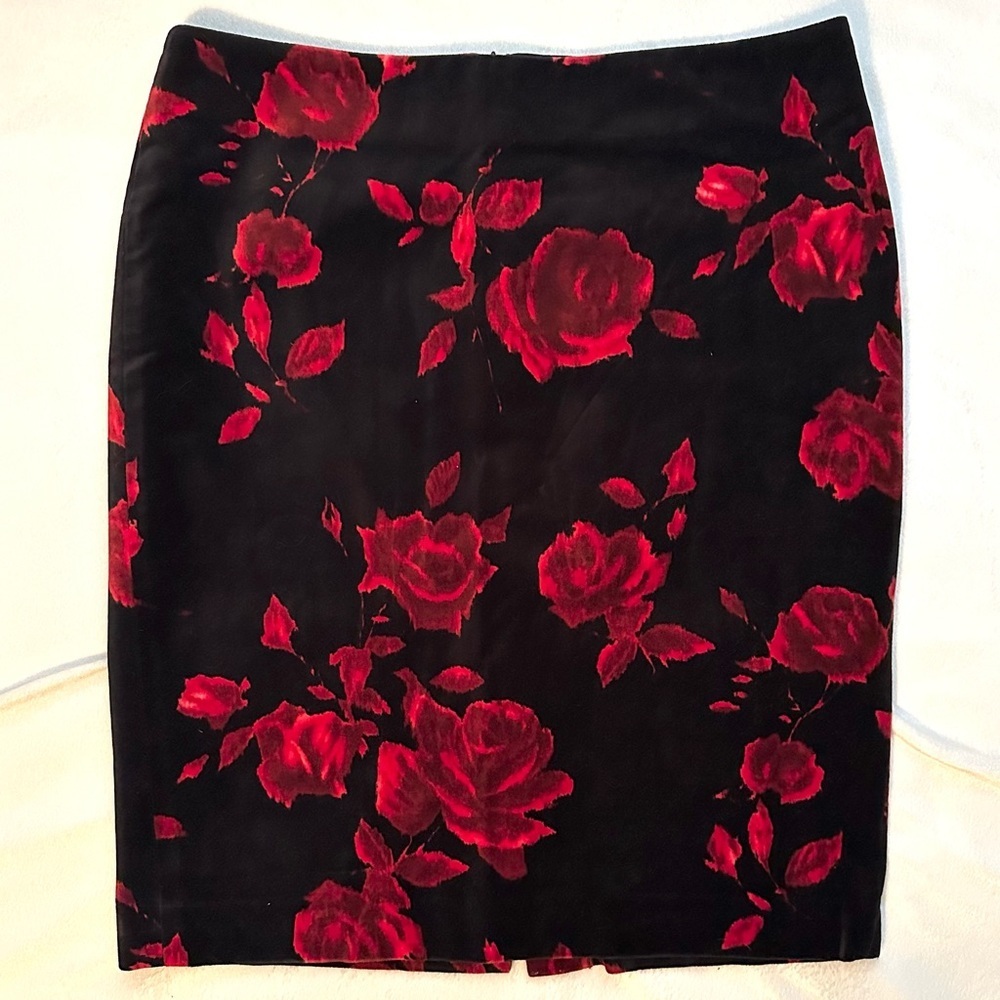 Talbots Black w/ Red Roses Velvet Fitted Pencil Skirt 8P Back Zip Lined Petite
